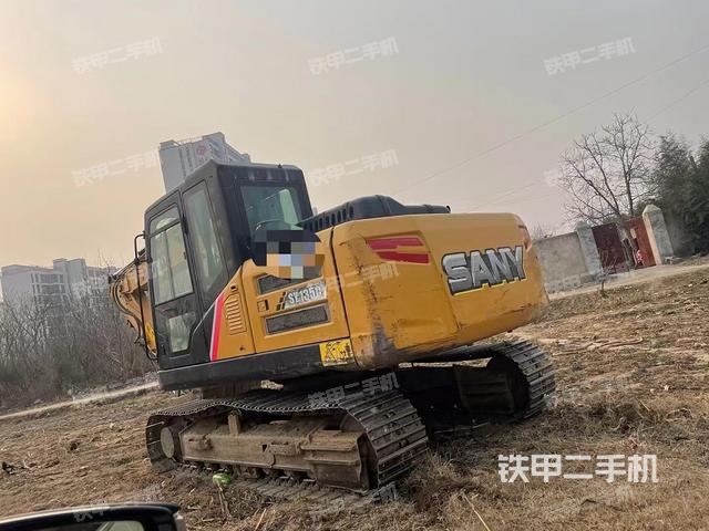 駕駛室頂部(整機(jī)外觀) 駕駛室頂部(整機(jī)外觀)