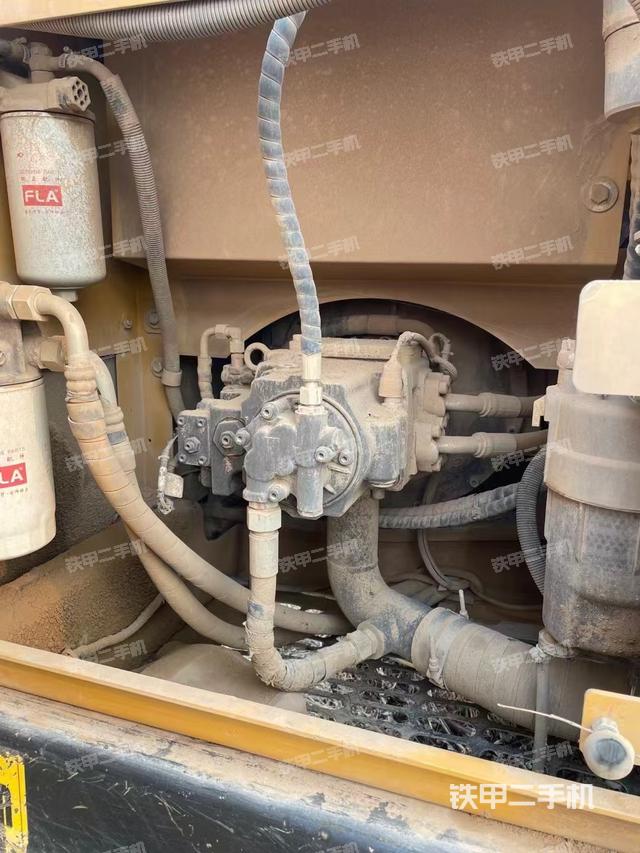 液壓泵艙室正面整體(整機(jī)外觀) 液壓泵艙室正面整體(整機(jī)外觀)