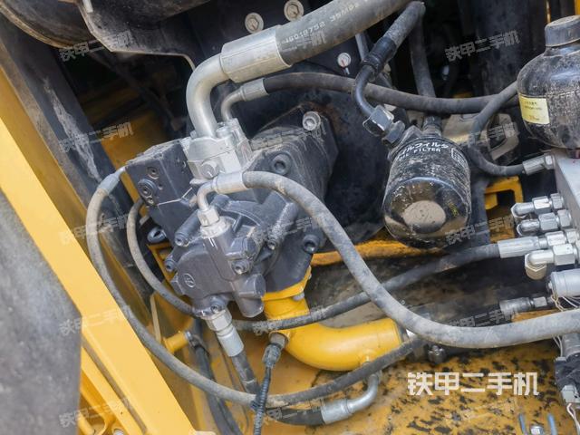 液壓泵艙室正面整體(整機(jī)外觀) 液壓泵艙室正面整體(整機(jī)外觀)