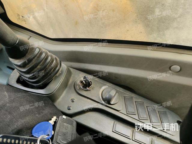 座椅右側(cè)控制臺(tái)/鑰匙門/油門/含右手柄(駕駛室部分) 座椅右側(cè)控制臺(tái)/鑰匙門/油門/含右手柄(駕駛室部分)