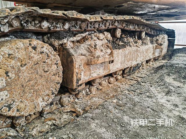 單側(cè)履帶整體(整機(jī)外觀) 單側(cè)履帶整體(整機(jī)外觀)