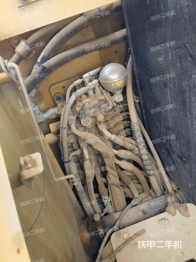 回轉(zhuǎn)馬達(dá)和主控閥（整機(jī)外觀）