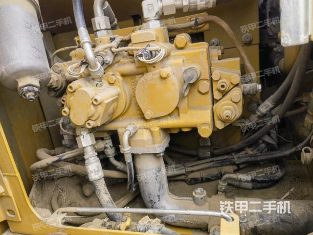 液壓泵艙室正面整體（整機外觀）