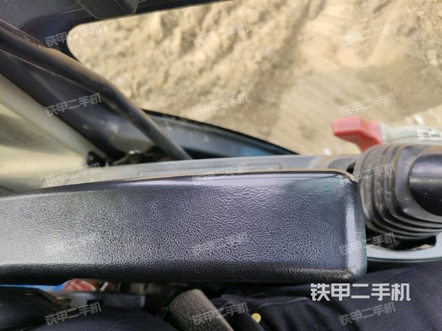 行走控制手柄和踏板?俯拍(駕駛室部分) 行走控制手柄和踏板?俯拍(駕駛室部分)