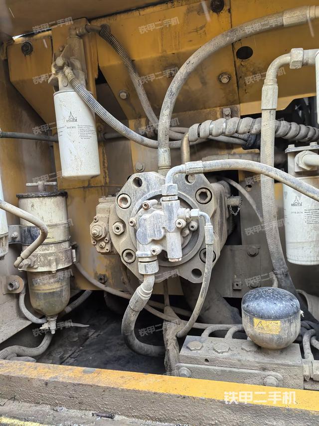 液压泵舱室正面整体（整机外观）