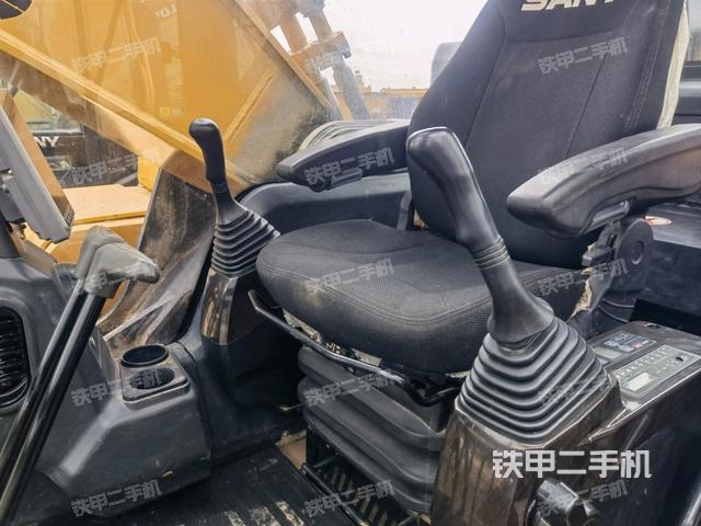 駕駛室整體(整機(jī)外觀) 駕駛室整體(整機(jī)外觀)