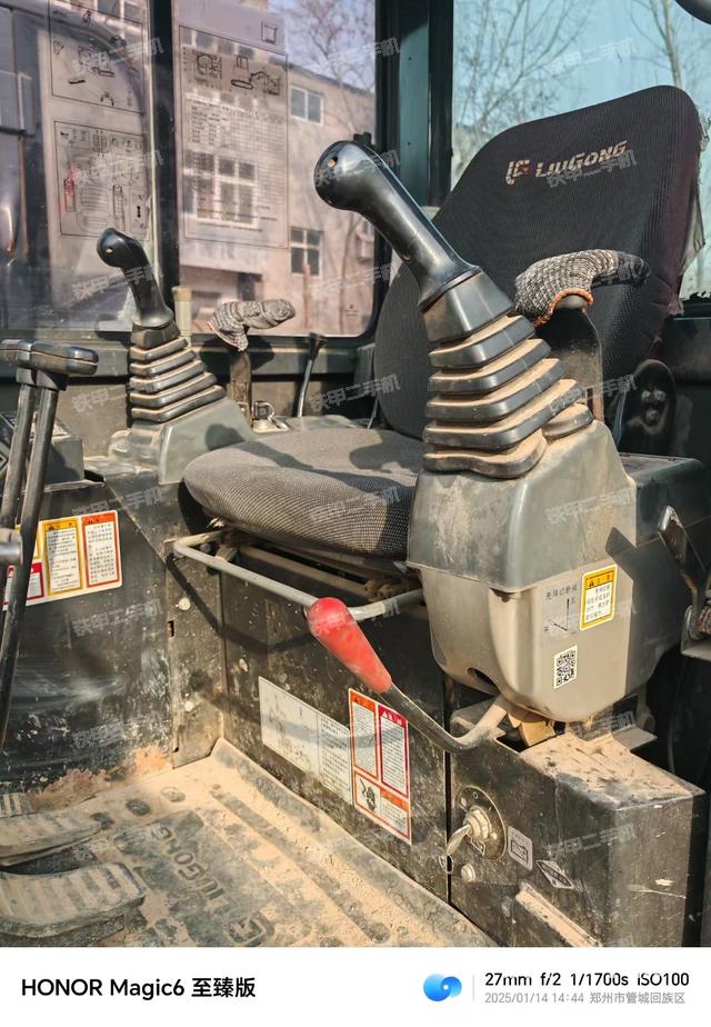 駕駛室整體(整機(jī)外觀) 駕駛室整體(整機(jī)外觀)