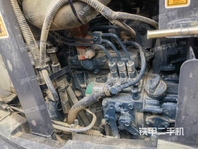 回轉(zhuǎn)馬達(dá)和主控閥(整機(jī)外觀) 回轉(zhuǎn)馬達(dá)和主控閥(整機(jī)外觀)