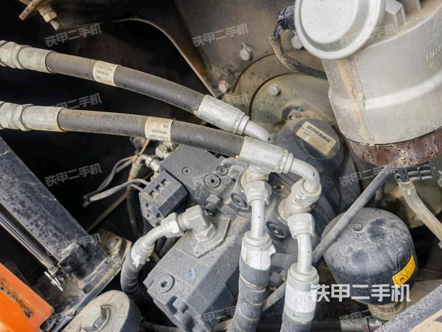 液壓泵艙室正面整體（整機外觀）