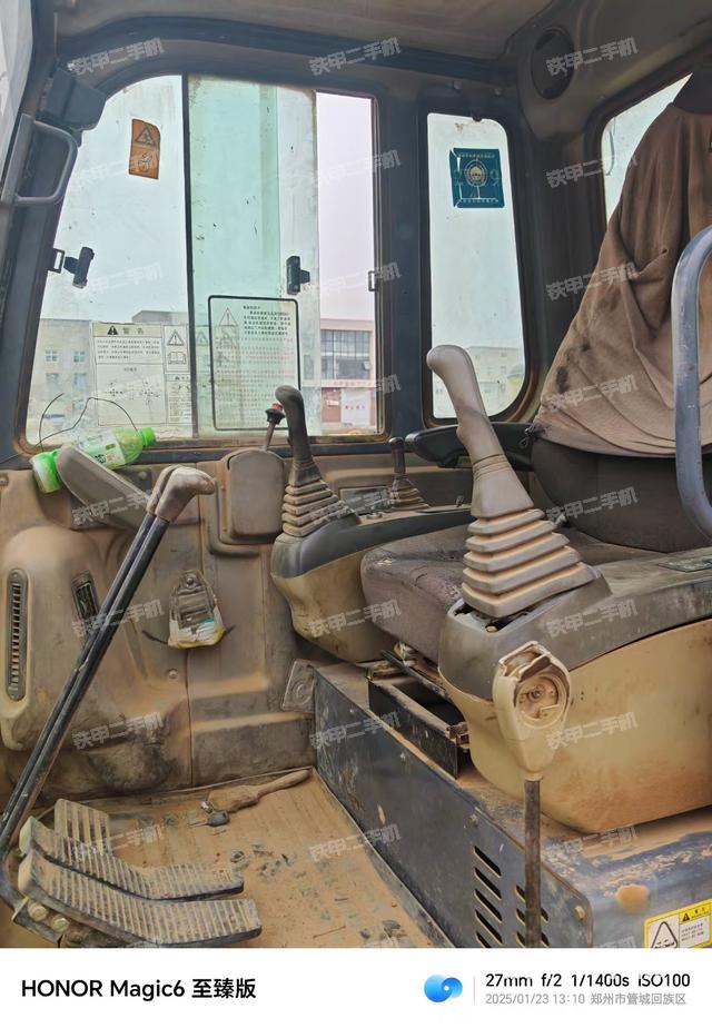 駕駛室整體(整機(jī)外觀) 駕駛室整體(整機(jī)外觀)