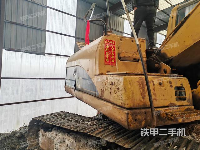 駕駛室頂部(整機(jī)外觀) 駕駛室頂部(整機(jī)外觀)