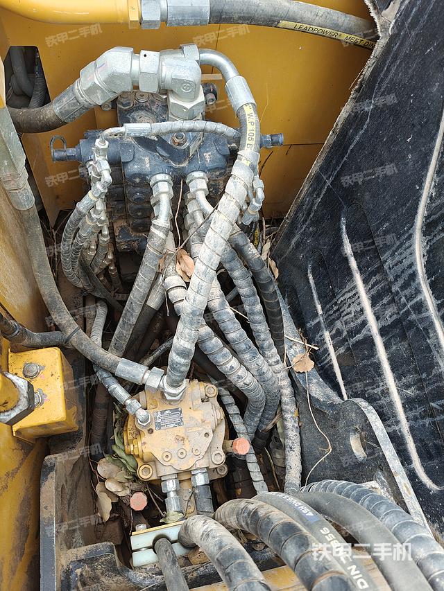 回转马达和主控阀（整机外观）