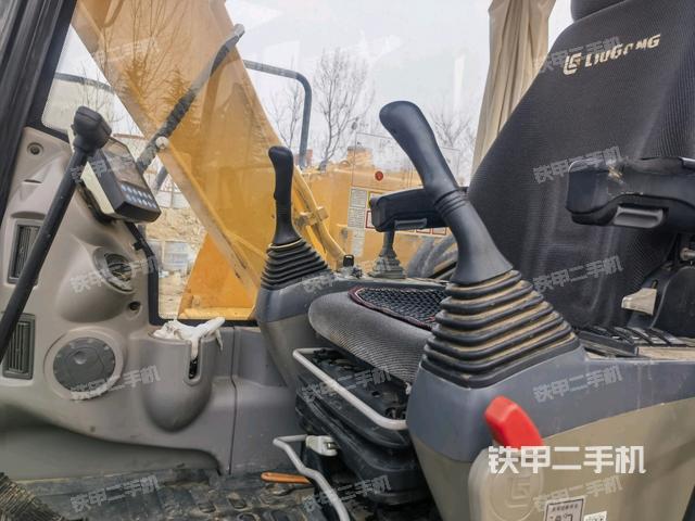 駕駛室整體(整機(jī)外觀) 駕駛室整體(整機(jī)外觀)