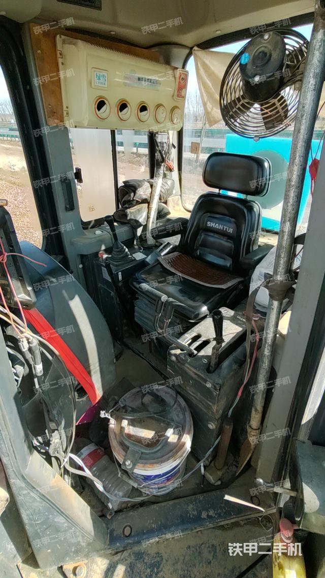 駕駛室操作臺（設(shè)備外觀及核心部件）