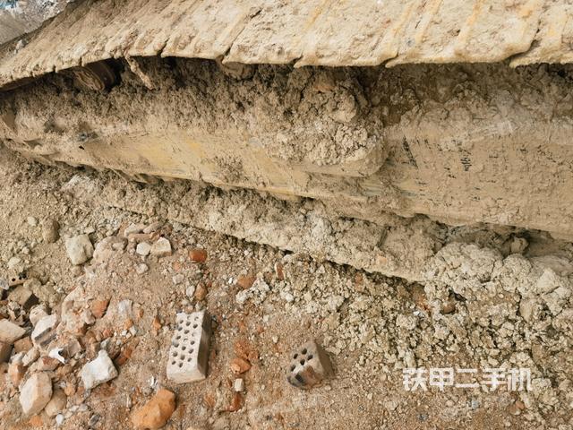 單側(cè)履帶整體(整機(jī)外觀) 單側(cè)履帶整體(整機(jī)外觀)