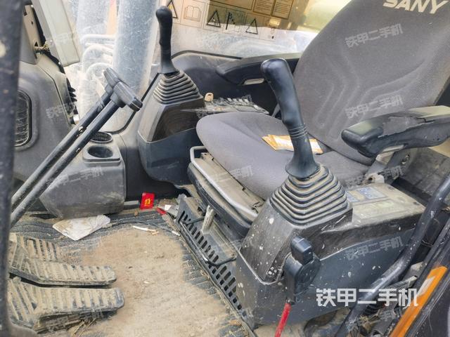 駕駛室整體(整機(jī)外觀) 駕駛室整體(整機(jī)外觀)