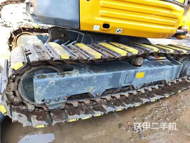 單側(cè)履帶整體(整機(jī)外觀) 單側(cè)履帶整體(整機(jī)外觀)