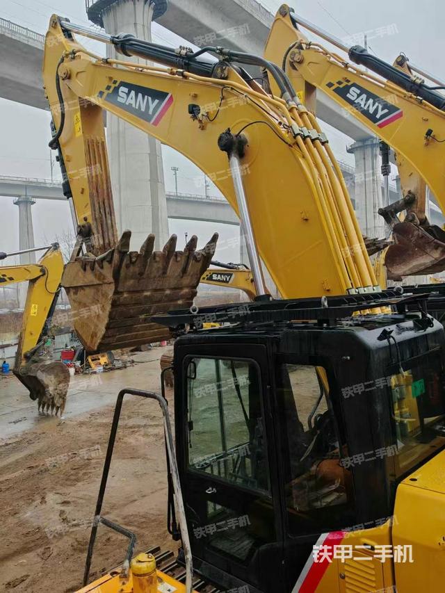 駕駛室頂部(整機(jī)外觀) 駕駛室頂部(整機(jī)外觀)