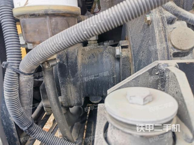 液壓泵艙室正面整體(整機外觀) 液壓泵艙室正面整體(整機外觀)
