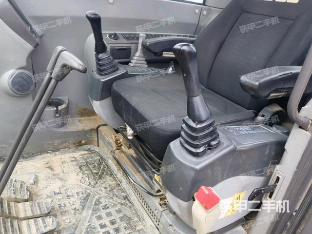 駕駛室整體(整機(jī)外觀) 駕駛室整體(整機(jī)外觀)