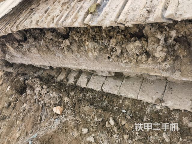 單側(cè)履帶整體(整機(jī)外觀) 單側(cè)履帶整體(整機(jī)外觀)
