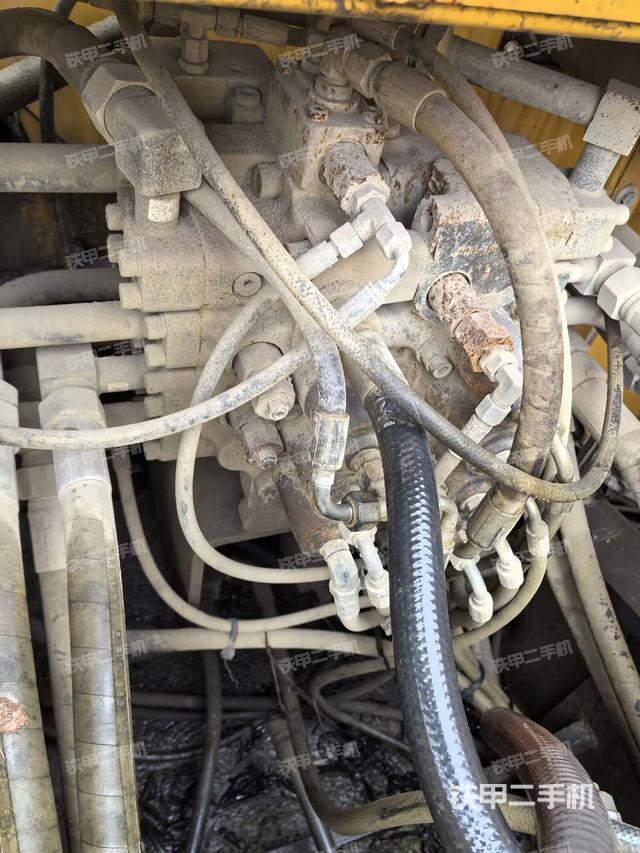 回转马达和主控阀（整机外观）