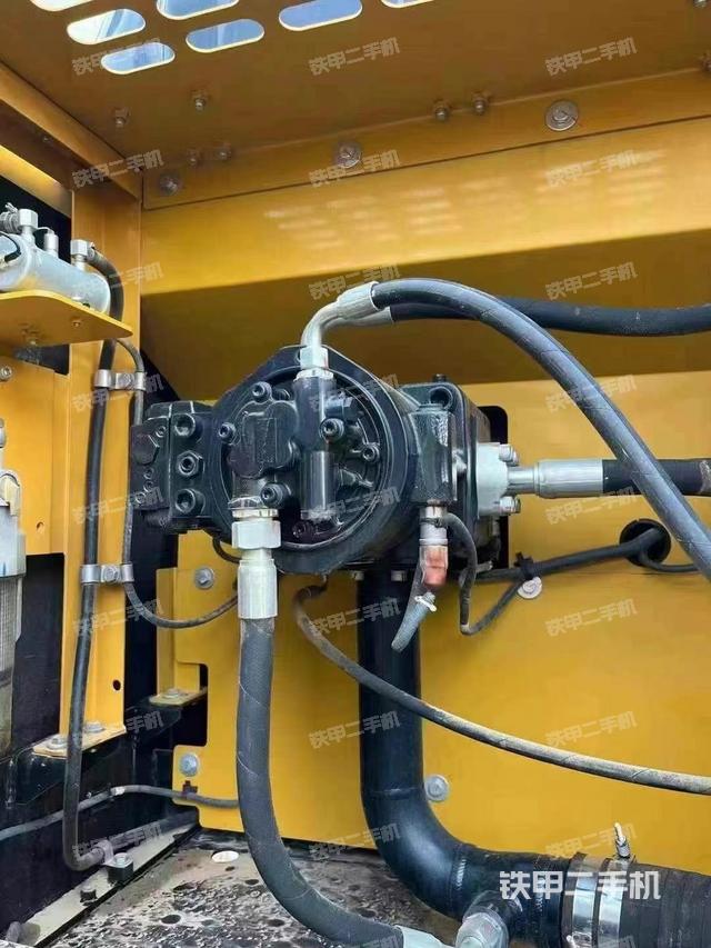 液壓泵艙室正面整體(整機外觀) 液壓泵艙室正面整體(整機外觀)