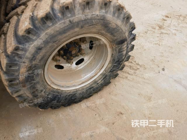 單側(cè)履帶整體(整機(jī)外觀) 單側(cè)履帶整體(整機(jī)外觀)