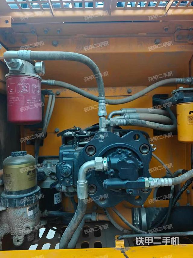 液壓泵艙室正面整體（整機外觀）