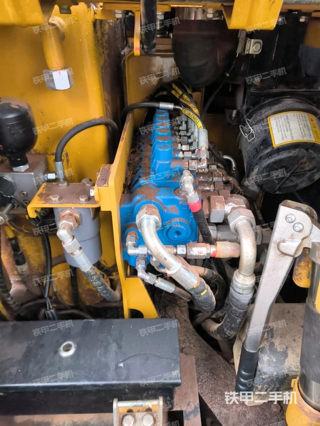 回轉(zhuǎn)馬達(dá)和主控閥（整機(jī)外觀）