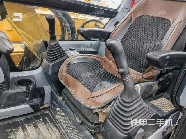 駕駛室整體(整機(jī)外觀) 駕駛室整體(整機(jī)外觀)