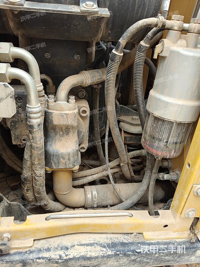 液压泵舱室正面整体（整机外观）