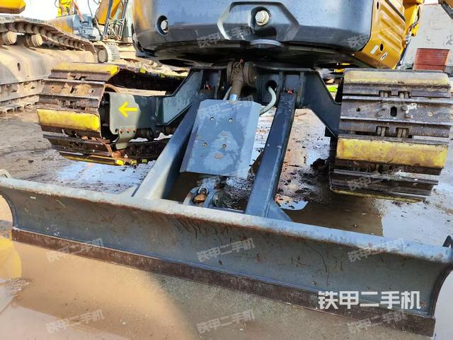 駕駛室頂部(整機(jī)外觀) 駕駛室頂部(整機(jī)外觀)