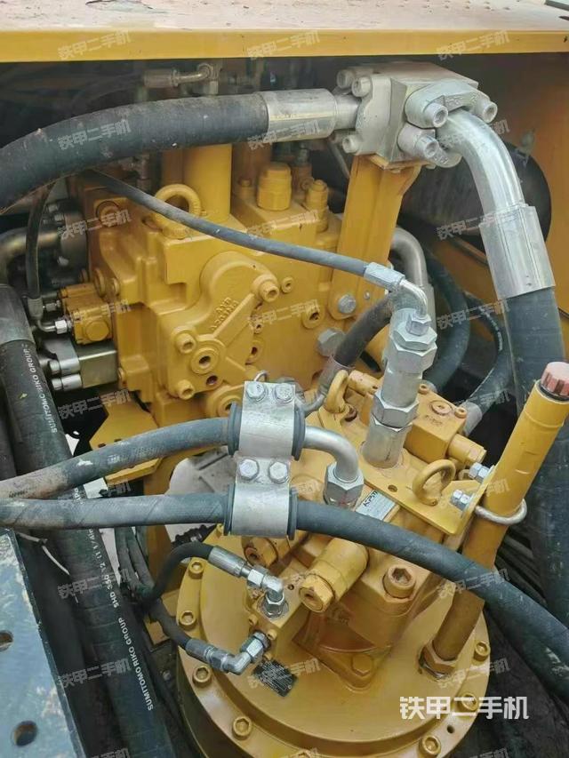 回轉(zhuǎn)馬達(dá)和主控閥(整機(jī)外觀) 回轉(zhuǎn)馬達(dá)和主控閥(整機(jī)外觀)