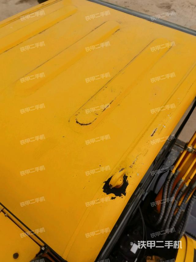 駕駛室頂部(整機(jī)外觀) 駕駛室頂部(整機(jī)外觀)