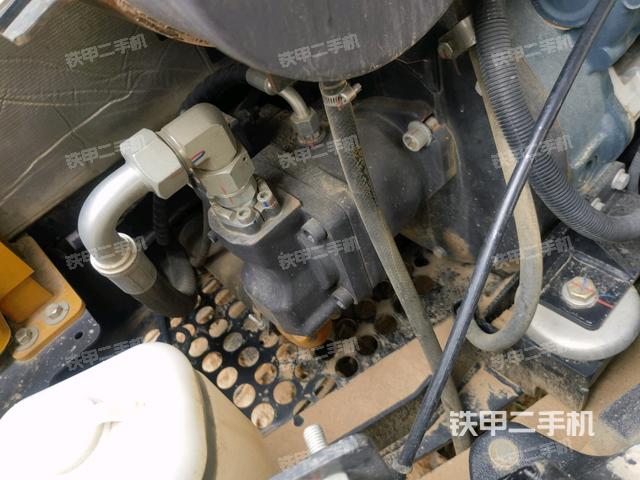 液壓泵艙室正面整體(整機外觀) 液壓泵艙室正面整體(整機外觀)