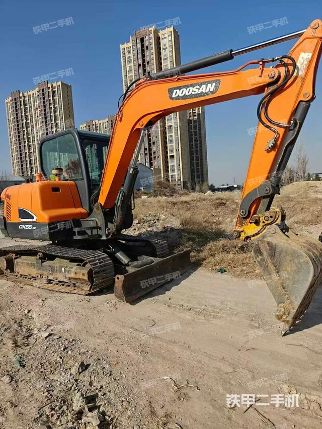 駕駛室頂部（整機外觀）