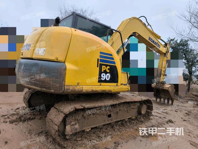 駕駛室頂部(整機(jī)外觀) 駕駛室頂部(整機(jī)外觀)