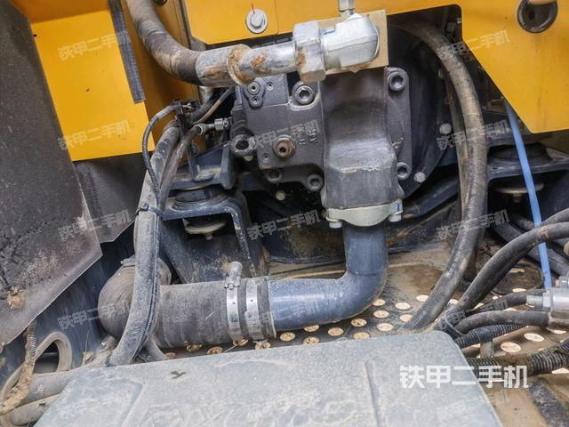 液壓泵艙室正面整體（整機外觀）