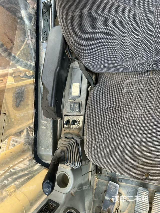 行走控制手柄和踏板?俯拍（駕駛室部分）