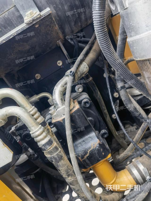 液壓泵艙室正面整體(整機(jī)外觀) 液壓泵艙室正面整體(整機(jī)外觀)