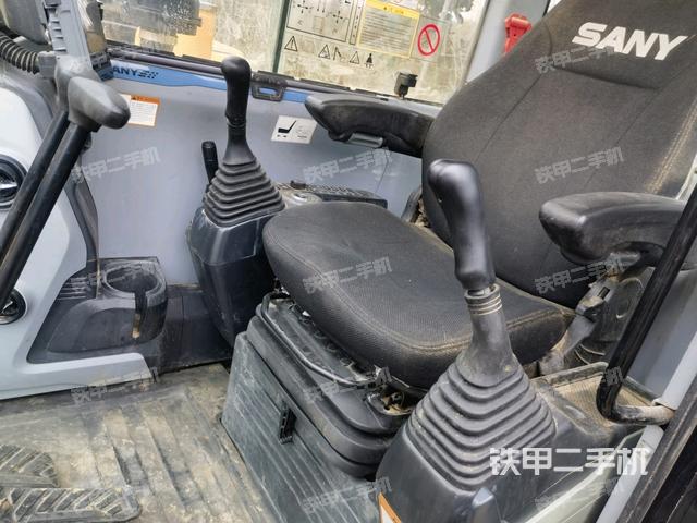 駕駛室整體(整機外觀) 駕駛室整體(整機外觀)