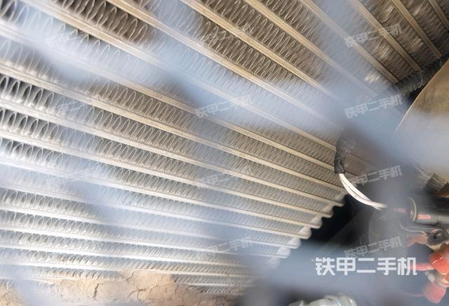 液壓泵艙室正面整體（整機外觀）