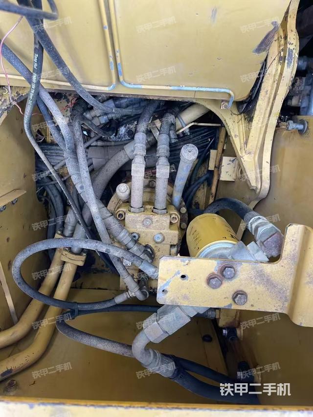 回转马达和主控阀（整机外观）