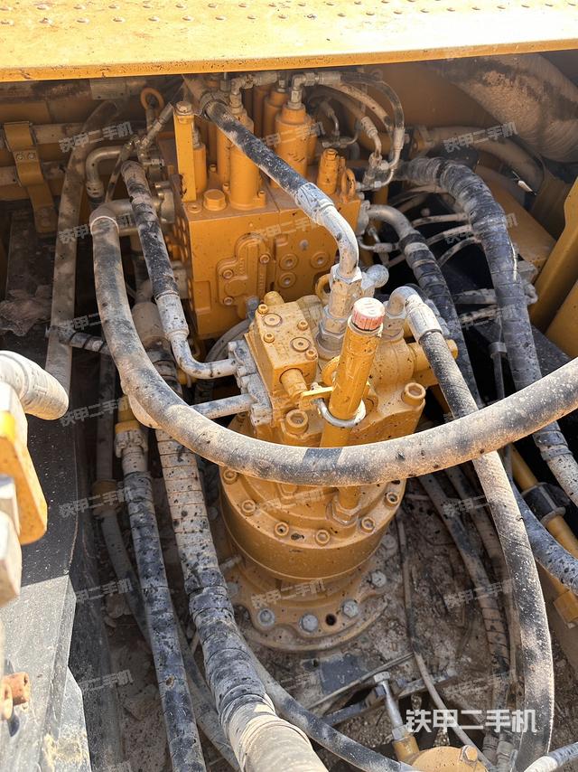 回转马达和主控阀（整机外观）