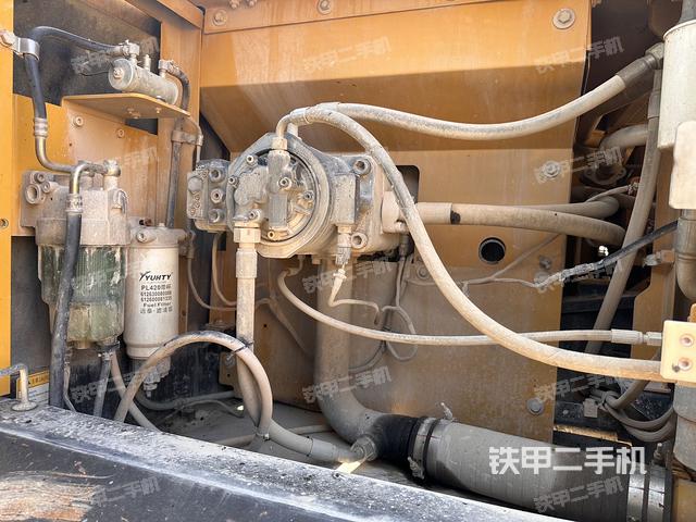 液压泵舱室正面整体（整机外观）