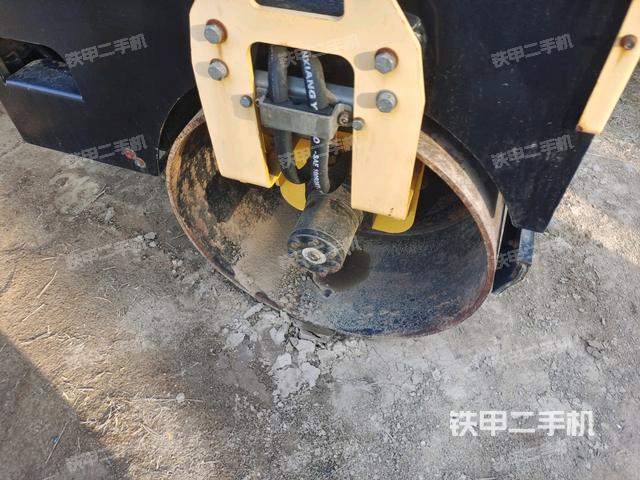前輪左側(cè)減震塊連接及部件(壓路機(jī)前后車架) 前輪左側(cè)減震塊連接及部件(壓路機(jī)前后車架)