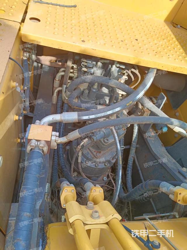 回轉(zhuǎn)馬達(dá)和主控閥（整機(jī)外觀）