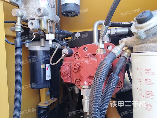 液壓泵艙室正面整體(整機外觀) 液壓泵艙室正面整體(整機外觀)