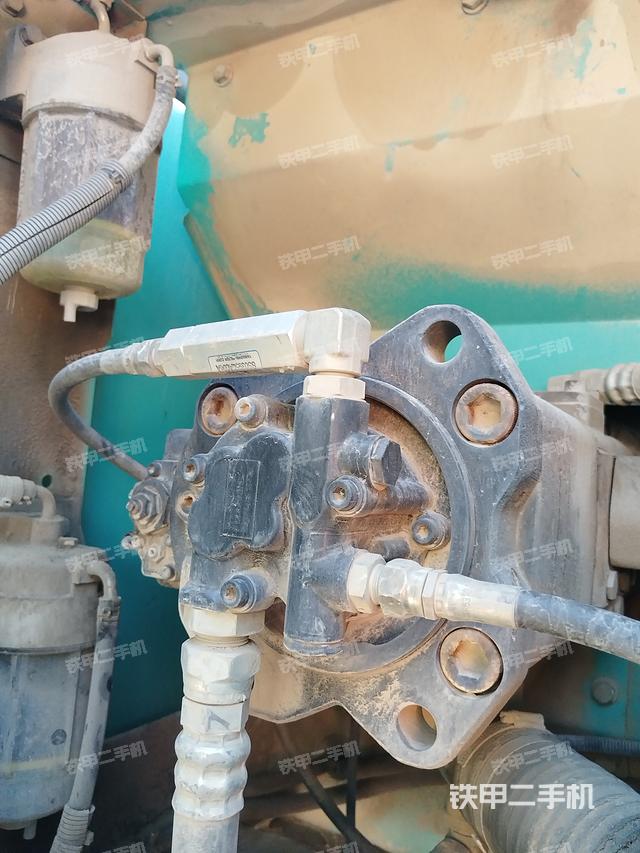 液压泵舱室正面整体（整机外观）